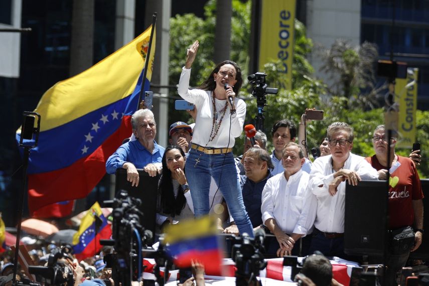 La líder opositora venezolana María Corina Machado habla con sus partidarios durante una manifestación en Caracas el 28 de agosto de 2024. Los partidarios de la oposición venezolana se manifestaron el 28 de agosto, un mes después de la disputada reelección del presidente Nicolás Maduro, quien blindó su gabinete con un hombre fuerte al mando de la ley y el orden. &nbsp; &nbsp;
