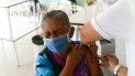 Señora recibe dosis de vacuna contra el COVID-19 en Venezuela. Señora recibe dosis de vacuna contra el COVID-19 en Venezuela.