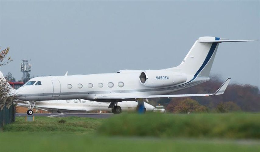 Un avión en el que presuntamente viaja Shaker Aamer, que estaba detenido en Guantánamo, aterriza en el aeropuerto de Biggin Hill en Kent (EFE)