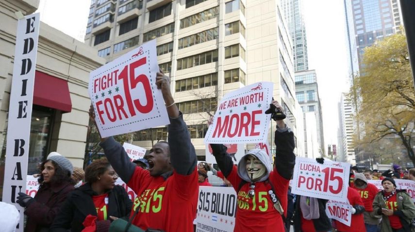El movimiento&nbsp;de trabajadores de comercios minoristas, restaurantes de comida rápida y tiendas que piden elevar a 15 dólares el salario mínimo ha colmado las calles de varias ciudades de los EEUU.