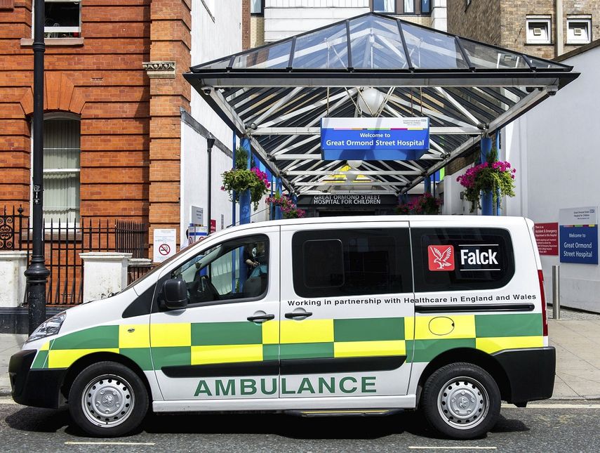 Una ambulancia aparcada frente al hospital Great Ormond Street de Londres, donde permanece ingresado el bebé británico&nbsp;Charlie&nbsp;Gard, en Londres, Reino Unido.&nbsp;