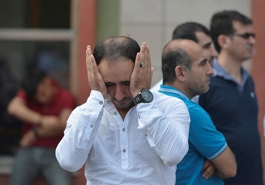 Familiares lloran la muerte de sus seres queridos mientras esperan la entrega de sus cuerpos en una morgue en Estambul (EFE)