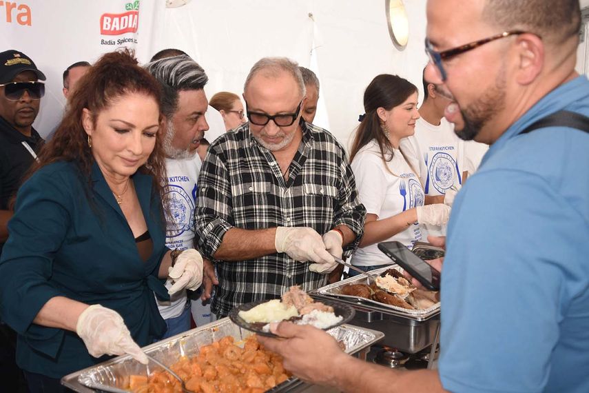 Como cada a&ntilde;o, Gloria y&nbsp;Emilio Estefan&nbsp;ofrecieron un almuerzo a familias necesitadas con el fin de celebrar la tradici&oacute;n del D&iacute;a de Acci&oacute;n de Gracias y, precisamente, resaltar la importan