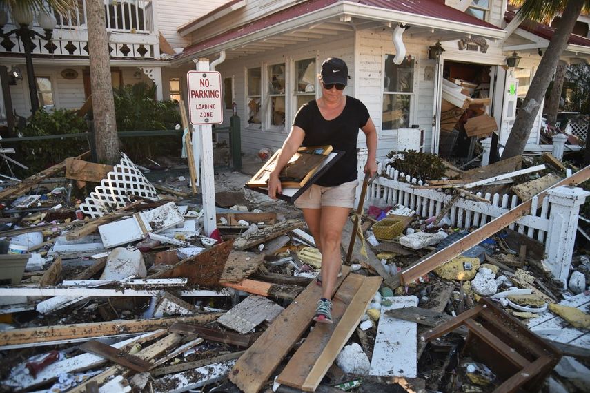 En esta foto de archivo tomada el 13 de octubre de 2018, Brandy Jessen recupera las pertenencias de la casa de su madre da&ntilde;ada por el paso de&ntilde; hurac&aacute;n Michael, en Mexico Beach, Florida. &iquest;Qu&eacute; podr&iacute;a ser peor que la pandemia que est&aacute; alterando vidas, colapsando los sistemas de salud y destruyendo la econom&iacute;a mundial? Un hurac&aacute;n durante la pandemia. Faltando menos de dos meses para que comience la temporada, la Florida ya contempla esa posibilidad.