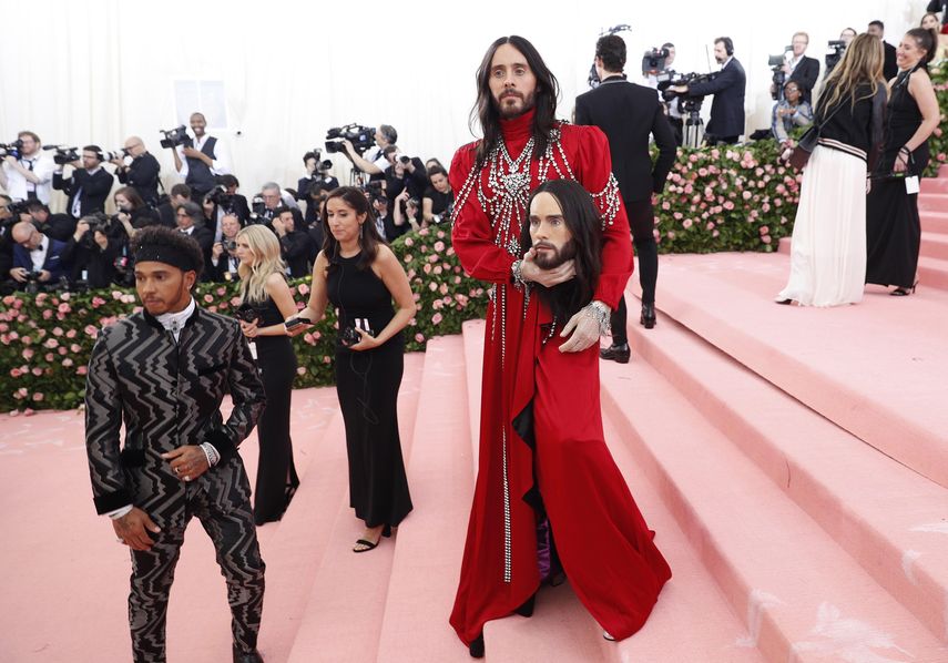 Jared Leto se robó las miradas al llevar su cabeza en la mano.