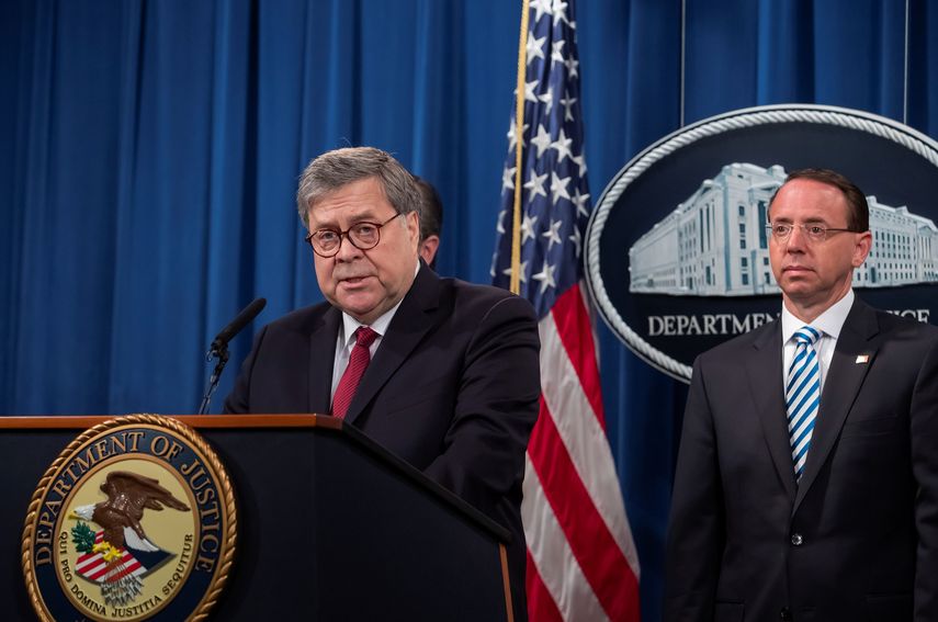El fiscal general de EEUU,&nbsp;William&nbsp;Barr&nbsp;(izda), y el vicefiscal general, Rod Rosenstein, ofrecen una rueda de prensa en la sede del Departamento de Justicia en Washington.