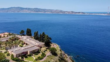 Una vista aérea general muestra la costa siciliana hacia el cabo Torre Faro, sobre el Estrecho de Messina, tomada desde las afueras de la ciudad de Scilla, en la región de Calabria en el sur de Italia, el 7 de julio de 2020.&nbsp;