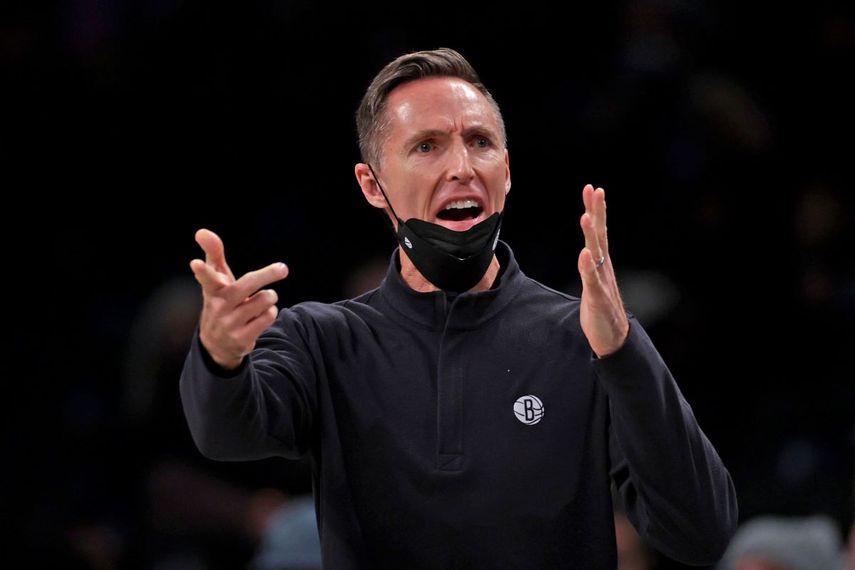 El entrenador de los Nets de Brooklyn Steve Nash reacciona a una decisión arbitral en un partido de la NBA contra los Raptors de Toronto el 14 de diciembre del 2021 en Nueva York.&nbsp;