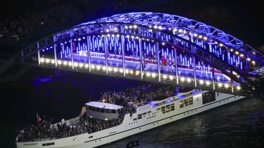 Atletas viajan en barco por el río Sena en París, Francia, durante la ceremonia de apertura de los Juegos Olímpicos de Verano de 2024, el viernes 26 de julio de 2024.