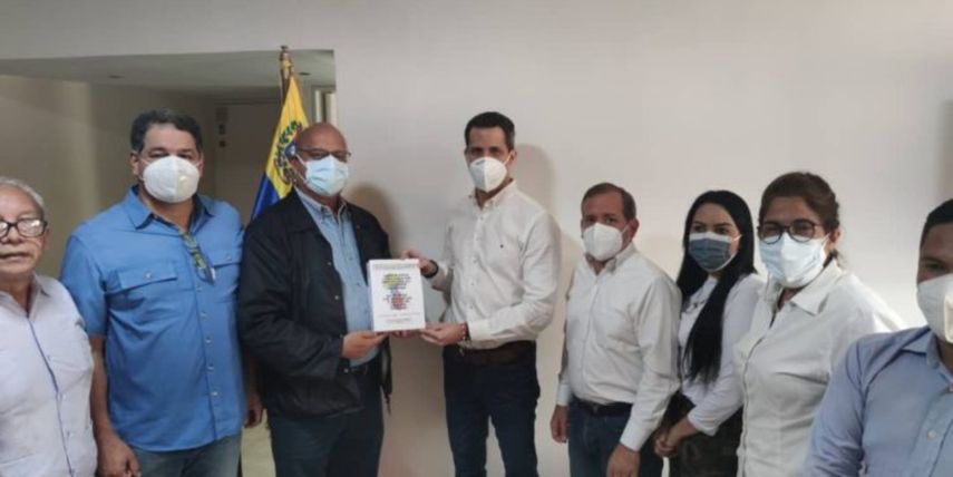 Diputados de la Asamblea Nacional (AN) legítima presentan al presidente encargado Juan Guaidó, el Libro Blanco: La reclamación venezolana del Esequibo.