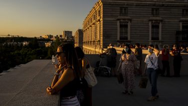 Unas personas ven la puesta del sol desde el Palacio de la Moncloa en Madrid, España, el 8 de julio de 2021.&nbsp;