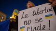 Decenas de personas durante una concentración por el 4º aniversario del comienzo de la guerra en Ucrania, en la plaza Sant Jaume, a 24 de febrero de 2026, en Barcelona, Catalunya (España).&nbsp;&nbsp; &nbsp;