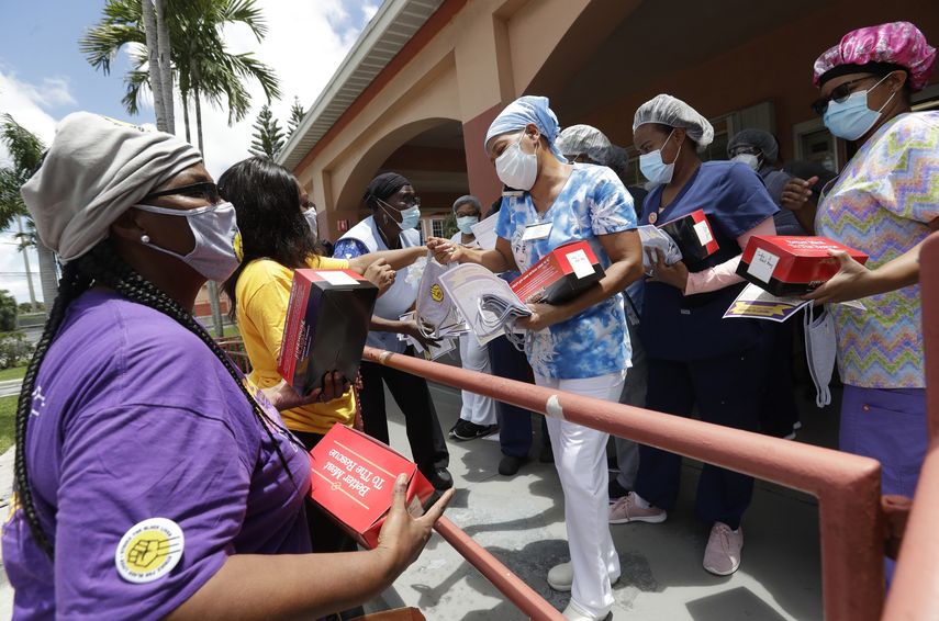 Trabajadores entregan&nbsp;mascarillas para prevenir el contagio del coronavirus en la residencia y centro de rehabilitaci&oacute;n de ancianos Franco en Miami, 20 de julio de 2020.&nbsp;