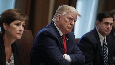 El presidente Donald Trump reacciona durante una reuni&oacute;n en la Casa Blanca, en Washington.