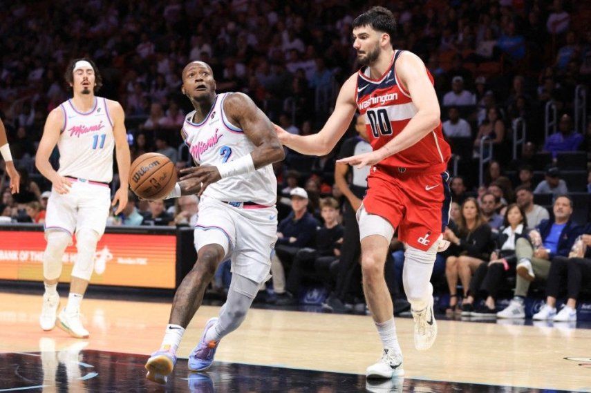 Terry Rozier # 2 del Miami Heat conduce contra Tristan Vukcevic # 00 de los Washington Wizards durante el cuarto cuarto del partido en el Kaseya Center el 13 de abril de 2025 en Miami, Florida.&nbsp;