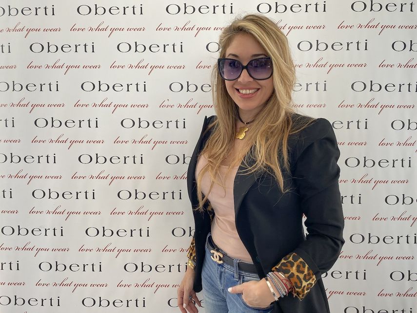 Karla Alvarado, mánager de la óptica Oberti Luxury Eyewear, posa para una foto durante un evento de ayuda para niños de Miami.&nbsp;