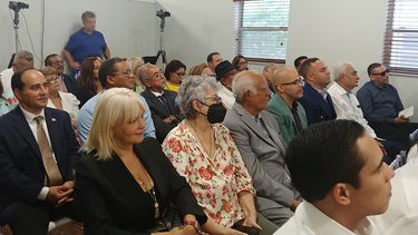 Dominicanos acuden al Consulado de República Dominicana en Miami.