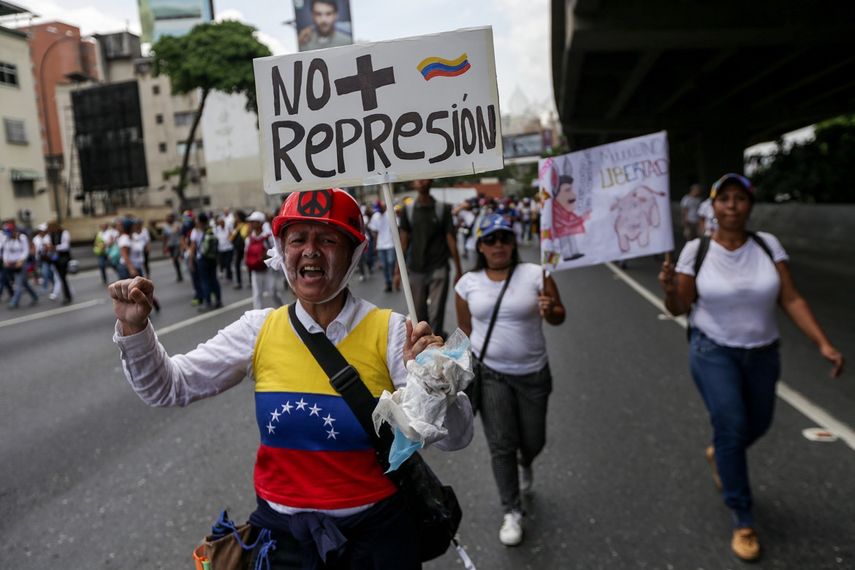 Manifestantes opositores participan en una protesta en la ciudad de Caracas en oposición al Gobierno de Nicolás Maduro y contra la represión que han ejercido los cuerpos de seguridad del Estado durante la ola de marchas que se inició el pasado 1 de abril en la nación caribeña. 