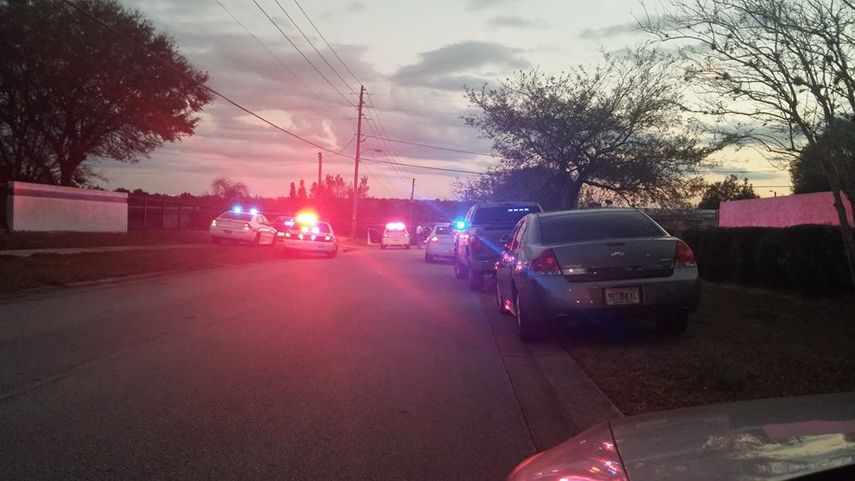 Luego del tiroteo contra los dos oficiales la policía llegó al lugar del suceso en el 743 de Hillside Avenue en Lake Wales. ( FACEBOOK CITY OF LAKE WALE, FLORIDA)  