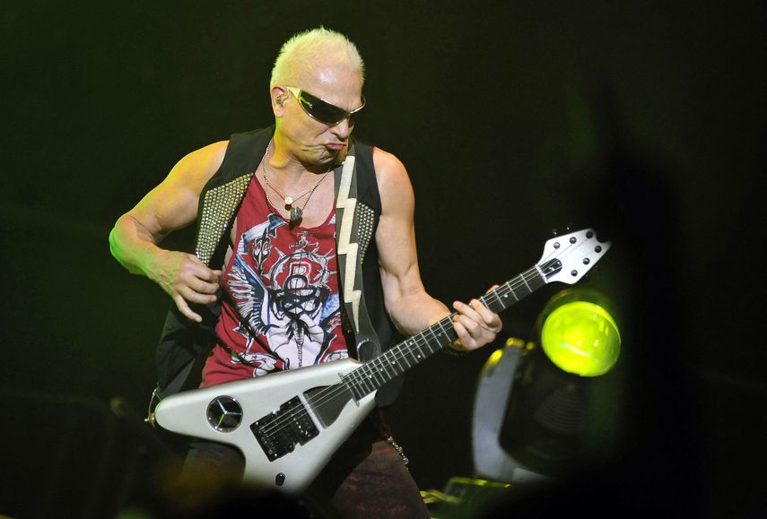El guitarrista de la banda de rock alemana Scorpions, Rudolf Schenker.