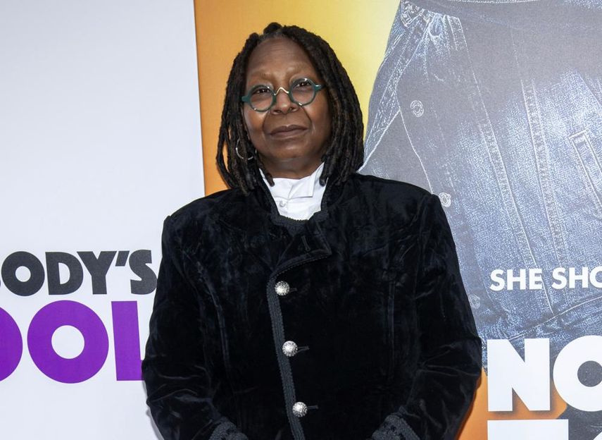 Whoopi Goldberg en el estreno de Nobodys Fool en Nueva York el 28 de octubre de 2018. La actriz Whoopi Goldberg fue suspendida dos semanas como copresentadora del programa “The View” por lo que la directora de ABC News describió como “comentarios erróneos y dañinos” sobre los judíos y el Holocausto.&nbsp;