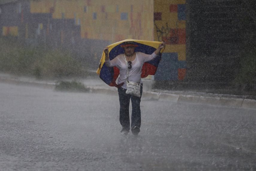 Una fuerte lluvia cayó durante la marcha que luego fue reprimida por los funcionarios de la GNB.&nbsp;