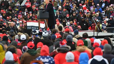 Partidarios escuchan al presidente Donald Trump mientras habla en un mitin Make America Great Again en el Aeropuerto Internacional del Condado de Oakland, el 30 de octubre de 2020, en Waterford Township, Michigan.&nbsp;