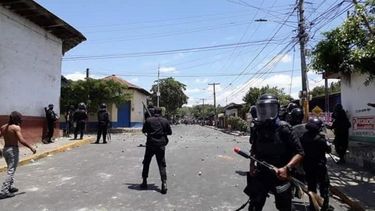 Uniformados del régimen de Daniel Ortega vistos en las inmediaciones del barrio Monimbó, en la ciudad de Masaya, Nicaragua.