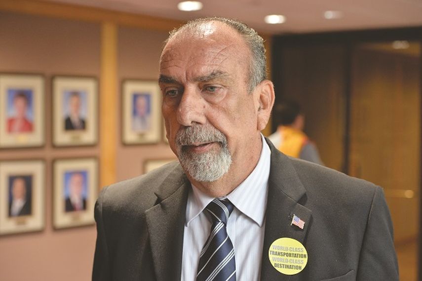 Gustavo Chacon es conductor de limusinas y ha denunciado irregularidades en la manera como se administran las licencisa (Foto: Alvaro Mata)