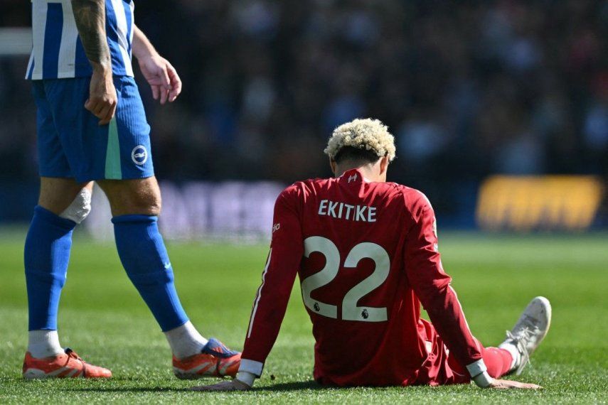 El delantero francés del Liverpool, Hugo Ekitike, número 22, reacciona tras sufrir una lesión durante el partido de la Premier League inglesa entre el Brighton and Hove Albion y el Liverpool en el American Express Community Stadium en Brighton, al sur de Inglaterra, el 21 de marzo de 2026.&nbsp;