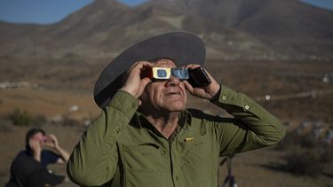 Un hombre observa un eclipse solar total desde La Higuera, Chile.