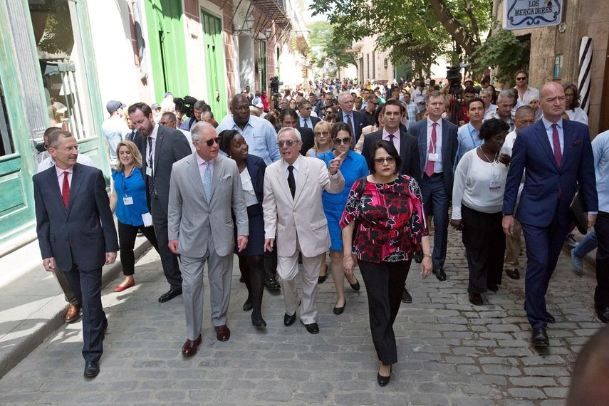 El príncipe Carlos de Inglaterra recorre este lunes La Habana Vieja en compañía del historiador Eusebio Leal.