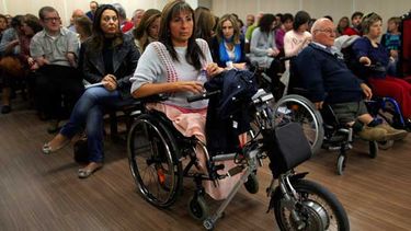 Españoles nacidos con defectos graves aguardan el juicio a la compañía alemana Gruenenthal en un tribunal de Madrid el 14 de octubre del 2013. (AP)