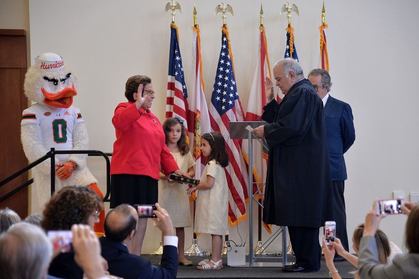 La representante federal por el distrito 27, Donna Shalala,&nbsp;se juramentó este domingo en la Universidad de Miami, institución que dirigió por más de una década.