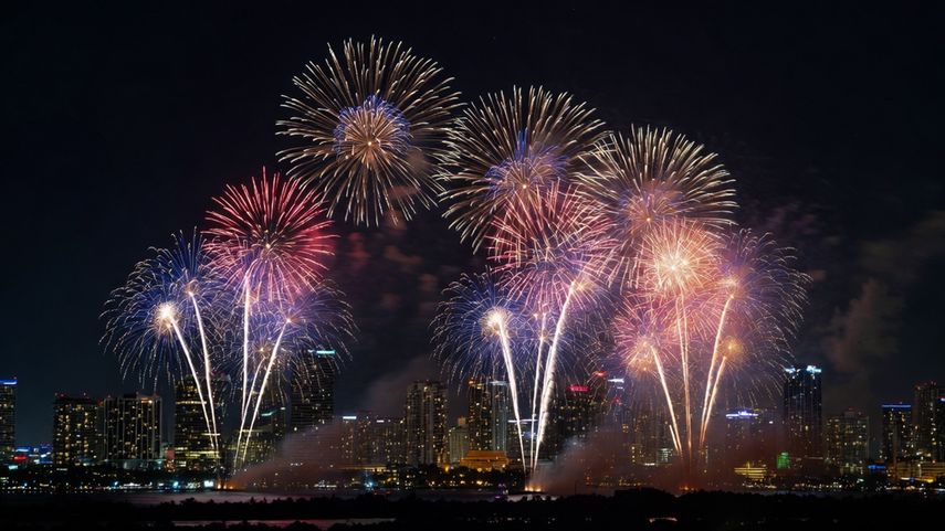 Miami despliega lluvia de fuegos artificiales el 31 de diciembre de cada año.