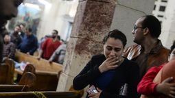 Una mujer reacciona a los restos de sangre tras el ataque contra el templo de San Jorge, en la ciudad de Tanta, a 120 kilómetros al norte de El Cairo.