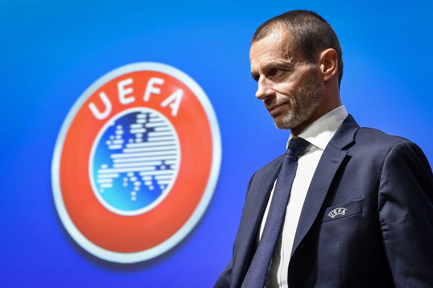 &nbsp;En esta foto de archivo tomada el 4 de diciembre de 2019, el presidente de la UEFA, Aleksander Ceferin, pasa junto a un cartel con el logotipo de la UEFA