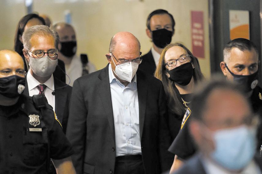 Allen Weisselberg, centro, acunde al juzgado.
