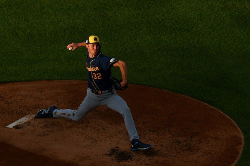 El lanzador abridor Jacob Misiorowski #32 de los Cerveceros de Milwaukee realiza un lanzamiento en la segunda entrada contra los Rockies de Colorado en el Coors Field el 6 de junio de 2026 en Denver, Colorado.&nbsp;
