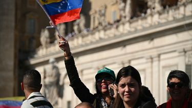 Una mujer ondea banderas de Venezuela en El Vaticano.&nbsp;
