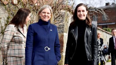 La primera ministra sueca Magdalena Andersson, izquierda, y la primera ministra finlandesa Sanna Marin posan para la foto antes de una reunión acerca de si buscarán ingresar a la OTAN, en Estocolmo, Suecia, miércoles 13 de abril de 2022.&nbsp;