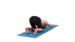 La conocida como postura del cachorro estirado está entre las más practicadas, pues estira la columna vertebral.