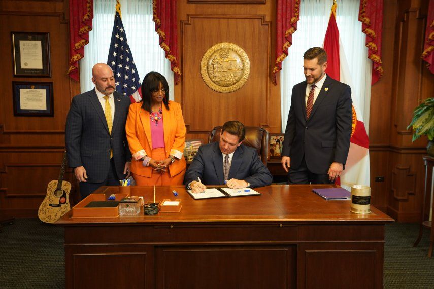 El gobernador de la Florida, Ron DeSantis, en su escritorio.&nbsp;