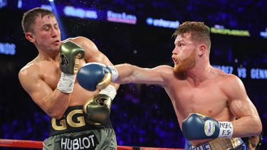 Al concluir la exhibición ante Rolls, Golovkin (izquierda), excampeón del peso medio unificado, que perdió ante Saúl Canelo Álvarez (derecha), retó al púgil mexicano para protagonizar una segunda revancha este mismo año.