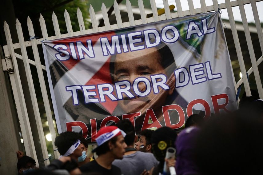 Vista de un cartel contra Daniel Ortega en una marcha en el centro de Managua, Nicaragua, en mayo de 2018.&nbsp;
