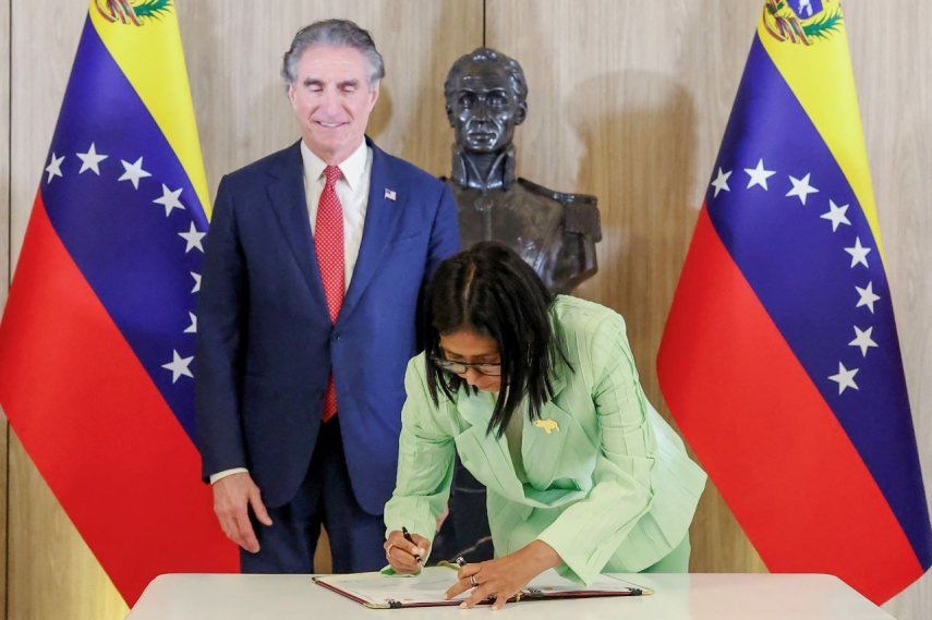 La presidenta interina de Venezuela, Delcy Rodríguez firma un documento junto al Secretario del Interior de EEUU, Doug Burgum, en el Palacio Presidencial de Miraflores en Caracas el 5 de marzo de 2026.