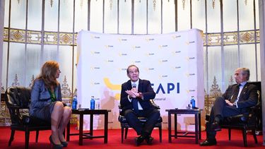 La presidenta de CEAPI, Núria Vilanova; el Secretario General Iberoamericano, Andrés Allamand, y el Director General de CEAPI, Jordi Gutiérrez