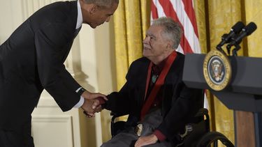 En esta fotograf&iacute;a de archivo del 22 de septiembre de 2016 el presidente Barack Obama le da la mano al autor Rudolfo Anaya tras entregarle la Medalla Nacional de Humanidades 2015 durante una ceremonia en la Sala Este de la Casa Blanca en Washington.&nbsp;