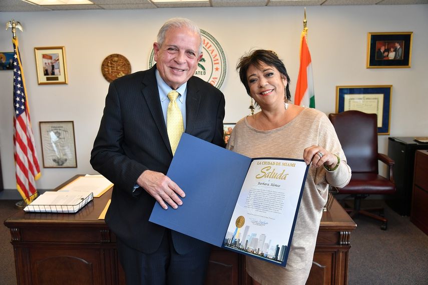 El alcalde de Miami Tomás Regalado entrega una proclama a la cantante Bárbara Alonso.&nbsp;