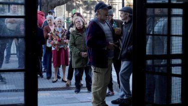 Personas hacen fila afuera de un centro de votación para elegir presidente, vicepresidente, senadores y diputados, en Montevideo, Uruguay, el domingo 27 de octubre de 2024.&nbsp;